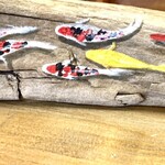 久霧 - ［ソバの札］の棚に置かれた素敵な木彫りの彫刻。