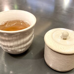 久霧 - お茶。七味入れ。お蕎麦の配膳の際に、小さな塩の容器も供されました。