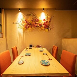 新しく綺麗な空間半個室のテーブル席