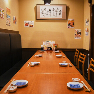 ■4名～16名様までご利用可能な宴会個室を完備。接待などに。