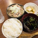 家庭料理居酒屋 よってって - ♪もつ煮定食¥800