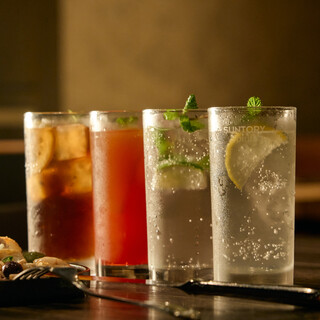 イタリア産を中心とした豊富なワインや、色鮮やかなカクテル。