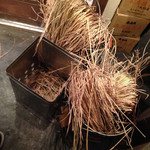 炉端ト酒 タキビヤ。 - 藁焼き用の藁です。