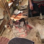 炉端ト酒 タキビヤ。 - 上で焼くんですね。おもしろい！