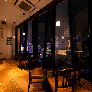 女子会に最適なお洒落な店内。夜には夜景もお楽しみいただけます