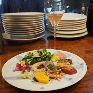 ほとんどの方にオーダーいただく、人気の「前菜の盛り合わせ」