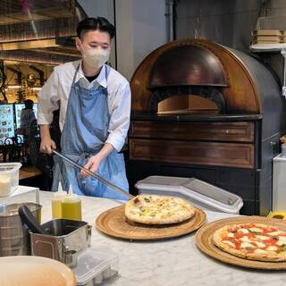 ピッツァ職人がピザ窯で焼く！本格的なナポリピッツァをどうぞ