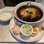 彩はにほへと - 中華そば（黒）大盛　ランチのサービスライス小