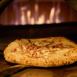 ピッツァ世界選手権優勝職人監修！モチッ＆サクの本格ナポリピザ