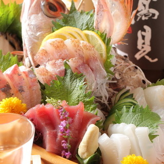 Sashimi made from carefully selected ingredients changes daily.