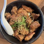 塩 SOBA さくら亭 - スペアリブ丼
      700円