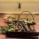 地産地消自給自足 - オーナー独自のルートで県内の朝採れと二日前採れ、採取日不明ですが丹波産松茸