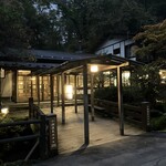 고세 온센 호텔 - 小川にかかる小さな橋を渡り、入館いたします