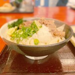 あづま - 女将さんはさらに神々しい存在で、瞬時に人々を掌握し、無駄のない手さばきで行列を捌く。 「はい、肉ぶっかけ！冷たいのね！」。 まるで予言者のように僕たちの注文を見透かし、事態は流れるように進む。