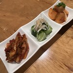 焼肉ホルモン 新井屋 - キムチの盛り合わせ
