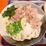 あづま - 「こりゃええなぁ、讃岐のうどんはほんまにすごいな」と彼がようやく絞り出した言葉。 そうだ、ここは「すごい」のだ。 圧倒的なボリュームと味わいに、僕たちはただ、うどんの奴隷と化すしかない。 だが、何か心の底からの満足感が押し寄せてくる。 もはや言葉は不要だった。