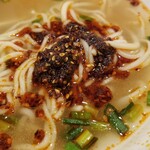牛家兄弟 蘭州牛肉麺 - 追いラー油。
