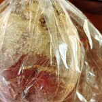 IL PLANETARIO - ビーツ本体。赤カブのような見た目だが、中まで真紅、切った感じはカブよりかはサツマイモを切ったサクサク感。（真紅のサツマイモみたいな断面。なんとなく年輪もあり）