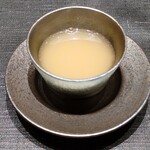 日本橋水天宮 七灯舎 - 鯛のあらのスープ。鯛のエキスたっぷりで、深い旨味に思わず唸る一品。