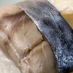 いづう - 鯖は皮身と白身