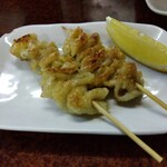 鶴亀 - 鳥皮２本 200円(税込)(2024年10月26日撮影)