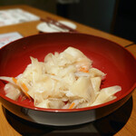 薙-nagi-熟成鶏十八番 - お通しの「ガリ」