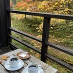 小瀬温泉ホテル - 朝ごはん後、部屋のテラスでコーヒーをいただきました。夫はホテルを予約する時、テラス付きかどうか、あと部屋内に椅子があるかで、決めてます