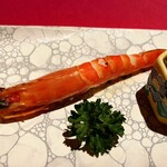 フォーシーズン - エビの下にバジルソースのようなものが少し