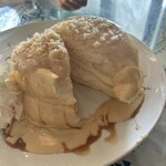 KOA - マカダミアナッツと黒糖クリームのパンケーキ