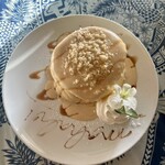 KOA - マカダミアナッツと黒糖クリームのパンケーキ