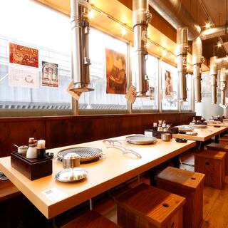 全60席の広々とした空間は、貸切宴会など団体様も大歓迎！