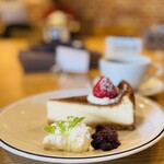 CAFE HUDSON - 
