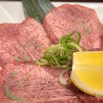 炭火焼肉 牛○亭 - タン　レモンの下に明らかに上タンではない部分＞＜