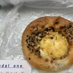 Breadal one - クリームチーズあんぱん