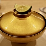 鮨 やすみつ - お好みで飲み口にすだちを塗る