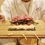 鮨 やすみつ - 鮪と海ぶどうの巻物(デッカ巻)