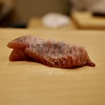 鮨 やすみつ - 鰹の砂ずりの燻製 漬け