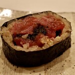 鮨 やすみつ - 鮪と海ぶどうの巻物(デッカ巻)