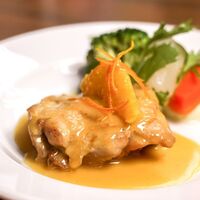 鶏モモ肉のフリカッセ　季節のソース