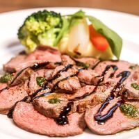 仔羊モモ肉のロースト　バルサミコとバジルのソース