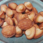 SUGALABO - お土産の大量のマドレーヌ