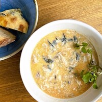 サーモンとキノコとの豆乳スープ［メゾンカイザーのパン3種付き］