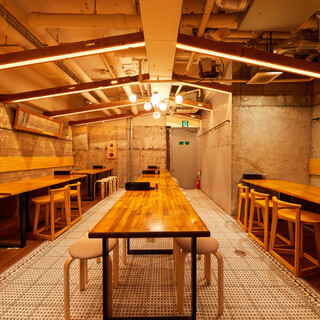 大人数も入るフロアと完全個室