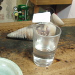 Yakitori Semmon Ginneko - 熱燗は鳩缶で提供されます。