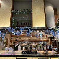 シュタインハウス 銀座店 - 入ってすぐ大きなバーカウンター