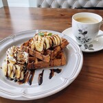 モア カフェ - 料理写真:キャラメルバナナワッフル　650円