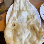 やっぱりインディア - おかわりしたナン。デカすぎませんか・・・