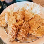 街かど屋 - 料理写真:カキフライだけは美味しい　カツはどちらも最低レベル