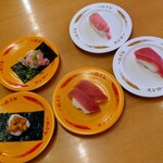 スシロー - 料理写真:厳選まぐろ赤身
大とろ包み
本鮪大とろ
新・匠の漬けうに包み
大切り本鮪赤身1貫