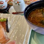 播磨水産 加古川平津店 - 赤だしもアラがたっぷり入って最高です。